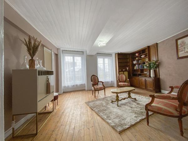Maison de caractère spacieuse avec 4 entrées différentes et cour Gorron