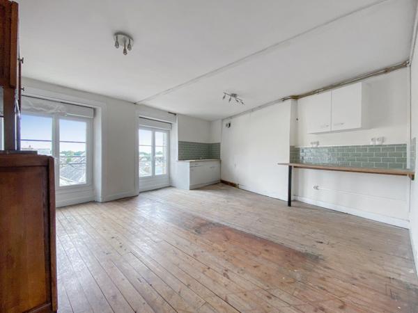 Maison de caractère spacieuse avec 4 entrées différentes et cour Gorron