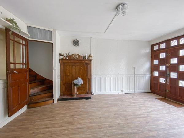 Maison de caractère spacieuse avec 4 entrées différentes et cour Gorron