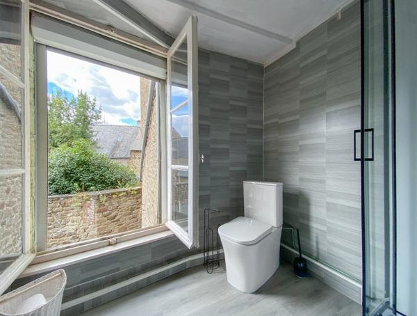Maison de caractère spacieuse avec 4 entrées différentes et cour Gorron