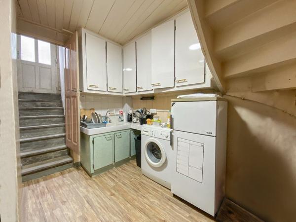 Maison de caractère spacieuse avec 4 entrées différentes et cour Gorron