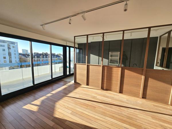 Dernier étage rénové double garage.