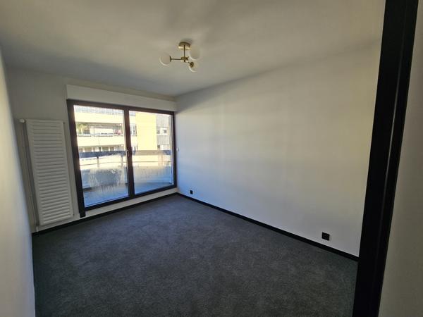 Dernier étage rénové double garage.