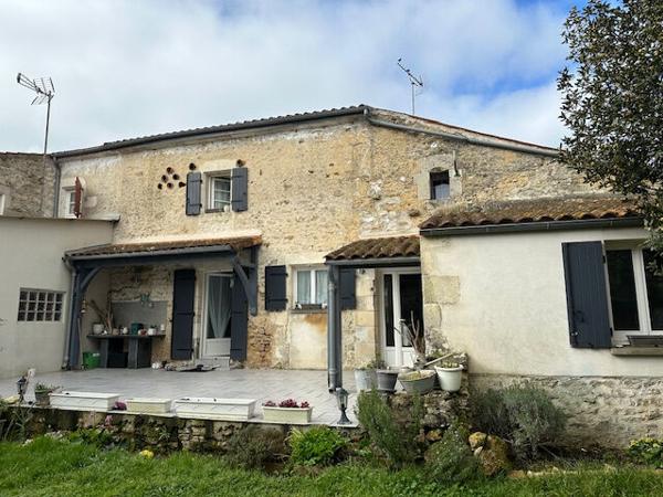 Maison ancienne rénovée Breuil Magne 4 chambres 150 m2