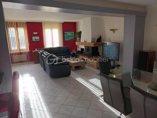 Située dans la charmante vallée de la Meuse, cette maison de 204 m² habitables (comprenant un ancien salon de coiffure avec possibilité de faire un logement de type F1 pour de la location mensuelle ou en AIRBNB) représente une opportunité unique à saisir. Mitoyenne d'un côté, elle se trouve dans le secteur de Château Regnault, calme et pratique, à proximité immédiate de la gare, des magasins et de la voie verte, idéale pour les familles et les professionnels recherchant un lieu de vie et de travail alliant confort et accessibilité. .
Celle-ci se compose :
D’une entrée qui dessert l'ancien salon de coiffure d'un côté et de l'autre côté un grand salon / salle à manger / cuisine équipée blanche neuve avec un ilot granité noir et un accès à la terrasse et aux 2 garages.
Le sol est entièrement carrelé
Son confortable escalier vous amène sur son étage avec un palier desservant 4 grandes chambres, une salle de bain refaite à neuf récemment avec de bons matériaux et wc.
Au 2ème étage un grand grenier pouvant être aménager et en partie isolé.

Ses aspects techniques :
Les matériaux sont de qualité, l’isolation est correcte, les menuiseries sont impeccables, l’assainissement est conforme, la toiture et la structure sont en bon état général, le chauffage au gaz, double vitrage et volets manuels.
Un parking gratuit est en face de la maison
Taxe foncière 1140 euros
Sachant que vous êtes un BON INVESTISSEUR, je sais que vous allez m'appeler. Sandrine O6 26 85 23 08... 
Je vous invite à visiter mon site : LECOEUCHE Sandrine, à consommer sans modération.
Pour nos investisseurs, nous sommes en recherche de biens immobiliers à Vendre sur l'ensemble de la vallée de la Meuse, de la pointe et de l'Aisne
N'hésitez pas à me demander une ESTIMATION ...ELLE VOUS SERA OFFERTE !
Je suis à votre disposition, pour vous présenter la qualité et la puissance de nos actions commerciales, qui transforment nos VENTES, en de très BELLES REUSSITES IMMOBILIERES