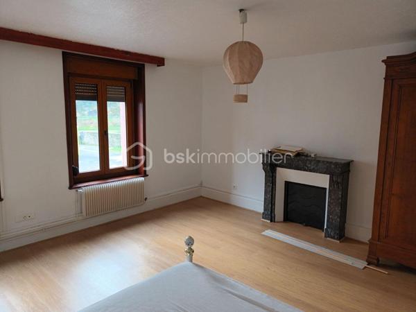 Située dans la charmante vallée de la Meuse, cette maison de 204 m² habitables (comprenant un ancien salon de coiffure avec possibilité de faire un logement de type F1 pour de la location mensuelle ou en AIRBNB) représente une opportunité unique à saisir. Mitoyenne d'un côté, elle se trouve dans le secteur de Château Regnault, calme et pratique, à proximité immédiate de la gare, des magasins et de la voie verte, idéale pour les familles et les professionnels recherchant un lieu de vie et de travail alliant confort et accessibilité. .
Celle-ci se compose :
D’une entrée qui dessert l'ancien salon de coiffure d'un côté et de l'autre côté un grand salon / salle à manger / cuisine équipée blanche neuve avec un ilot granité noir et un accès à la terrasse et aux 2 garages.
Le sol est entièrement carrelé
Son confortable escalier vous amène sur son étage avec un palier desservant 4 grandes chambres, une salle de bain refaite à neuf récemment avec de bons matériaux et wc.
Au 2ème étage un grand grenier pouvant être aménager et en partie isolé.

Ses aspects techniques :
Les matériaux sont de qualité, l’isolation est correcte, les menuiseries sont impeccables, l’assainissement est conforme, la toiture et la structure sont en bon état général, le chauffage au gaz, double vitrage et volets manuels.
Un parking gratuit est en face de la maison
Taxe foncière 1140 euros
Sachant que vous êtes un BON INVESTISSEUR, je sais que vous allez m'appeler. Sandrine O6 26 85 23 08... 
Je vous invite à visiter mon site : LECOEUCHE Sandrine, à consommer sans modération.
Pour nos investisseurs, nous sommes en recherche de biens immobiliers à Vendre sur l'ensemble de la vallée de la Meuse, de la pointe et de l'Aisne
N'hésitez pas à me demander une ESTIMATION ...ELLE VOUS SERA OFFERTE !
Je suis à votre disposition, pour vous présenter la qualité et la puissance de nos actions commerciales, qui transforment nos VENTES, en de très BELLES REUSSITES IMMOBILIERES