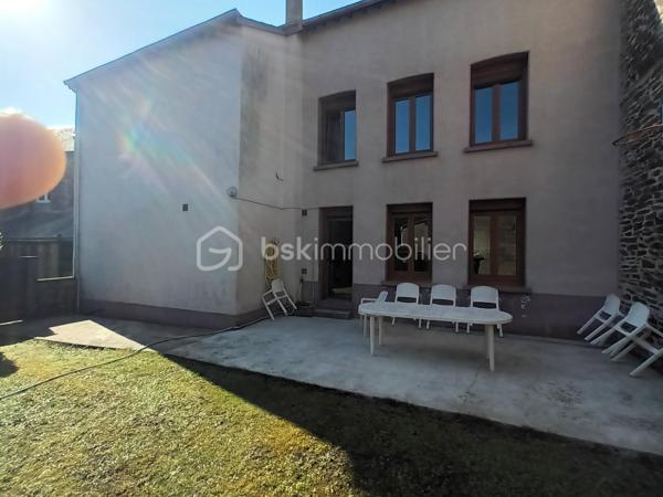 Située dans la charmante vallée de la Meuse, cette maison de 204 m² habitables (comprenant un ancien salon de coiffure avec possibilité de faire un logement de type F1 pour de la location mensuelle ou en AIRBNB) représente une opportunité unique à saisir. Mitoyenne d'un côté, elle se trouve dans le secteur de Château Regnault, calme et pratique, à proximité immédiate de la gare, des magasins et de la voie verte, idéale pour les familles et les professionnels recherchant un lieu de vie et de travail alliant confort et accessibilité. .
Celle-ci se compose :
D’une entrée qui dessert l'ancien salon de coiffure d'un côté et de l'autre côté un grand salon / salle à manger / cuisine équipée blanche neuve avec un ilot granité noir et un accès à la terrasse et aux 2 garages.
Le sol est entièrement carrelé
Son confortable escalier vous amène sur son étage avec un palier desservant 4 grandes chambres, une salle de bain refaite à neuf récemment avec de bons matériaux et wc.
Au 2ème étage un grand grenier pouvant être aménager et en partie isolé.

Ses aspects techniques :
Les matériaux sont de qualité, l’isolation est correcte, les menuiseries sont impeccables, l’assainissement est conforme, la toiture et la structure sont en bon état général, le chauffage au gaz, double vitrage et volets manuels.
Un parking gratuit est en face de la maison
Taxe foncière 1140 euros
Sachant que vous êtes un BON INVESTISSEUR, je sais que vous allez m'appeler. Sandrine O6 26 85 23 08... 
Je vous invite à visiter mon site : LECOEUCHE Sandrine, à consommer sans modération.
Pour nos investisseurs, nous sommes en recherche de biens immobiliers à Vendre sur l'ensemble de la vallée de la Meuse, de la pointe et de l'Aisne
N'hésitez pas à me demander une ESTIMATION ...ELLE VOUS SERA OFFERTE !
Je suis à votre disposition, pour vous présenter la qualité et la puissance de nos actions commerciales, qui transforment nos VENTES, en de très BELLES REUSSITES IMMOBILIERES