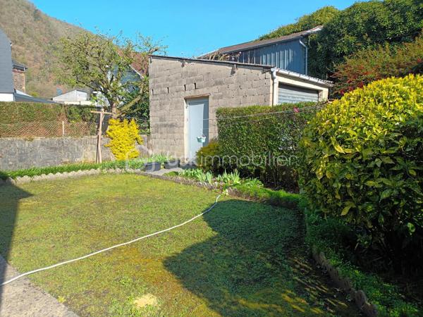 Située dans la charmante vallée de la Meuse, cette maison de 204 m² habitables (comprenant un ancien salon de coiffure avec possibilité de faire un logement de type F1 pour de la location mensuelle ou en AIRBNB) représente une opportunité unique à saisir. Mitoyenne d'un côté, elle se trouve dans le secteur de Château Regnault, calme et pratique, à proximité immédiate de la gare, des magasins et de la voie verte, idéale pour les familles et les professionnels recherchant un lieu de vie et de travail alliant confort et accessibilité. .
Celle-ci se compose :
D’une entrée qui dessert l'ancien salon de coiffure d'un côté et de l'autre côté un grand salon / salle à manger / cuisine équipée blanche neuve avec un ilot granité noir et un accès à la terrasse et aux 2 garages.
Le sol est entièrement carrelé
Son confortable escalier vous amène sur son étage avec un palier desservant 4 grandes chambres, une salle de bain refaite à neuf récemment avec de bons matériaux et wc.
Au 2ème étage un grand grenier pouvant être aménager et en partie isolé.

Ses aspects techniques :
Les matériaux sont de qualité, l’isolation est correcte, les menuiseries sont impeccables, l’assainissement est conforme, la toiture et la structure sont en bon état général, le chauffage au gaz, double vitrage et volets manuels.
Un parking gratuit est en face de la maison
Taxe foncière 1140 euros
Sachant que vous êtes un BON INVESTISSEUR, je sais que vous allez m'appeler. Sandrine O6 26 85 23 08... 
Je vous invite à visiter mon site : LECOEUCHE Sandrine, à consommer sans modération.
Pour nos investisseurs, nous sommes en recherche de biens immobiliers à Vendre sur l'ensemble de la vallée de la Meuse, de la pointe et de l'Aisne
N'hésitez pas à me demander une ESTIMATION ...ELLE VOUS SERA OFFERTE !
Je suis à votre disposition, pour vous présenter la qualité et la puissance de nos actions commerciales, qui transforment nos VENTES, en de très BELLES REUSSITES IMMOBILIERES