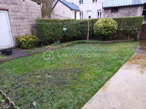 Située dans la charmante vallée de la Meuse, cette maison de 204 m² habitables (comprenant un ancien salon de coiffure avec possibilité de faire un logement de type F1 pour de la location mensuelle ou en AIRBNB) représente une opportunité unique à saisir. Mitoyenne d'un côté, elle se trouve dans le secteur de Château Regnault, calme et pratique, à proximité immédiate de la gare, des magasins et de la voie verte, idéale pour les familles et les professionnels recherchant un lieu de vie et de travail alliant confort et accessibilité. .
Celle-ci se compose :
D’une entrée qui dessert l'ancien salon de coiffure d'un côté et de l'autre côté un grand salon / salle à manger / cuisine équipée blanche neuve avec un ilot granité noir et un accès à la terrasse et aux 2 garages.
Le sol est entièrement carrelé
Son confortable escalier vous amène sur son étage avec un palier desservant 4 grandes chambres, une salle de bain refaite à neuf récemment avec de bons matériaux et wc.
Au 2ème étage un grand grenier pouvant être aménager et en partie isolé.

Ses aspects techniques :
Les matériaux sont de qualité, l’isolation est correcte, les menuiseries sont impeccables, l’assainissement est conforme, la toiture et la structure sont en bon état général, le chauffage au gaz, double vitrage et volets manuels.
Un parking gratuit est en face de la maison
Taxe foncière 1140 euros
Sachant que vous êtes un BON INVESTISSEUR, je sais que vous allez m'appeler. Sandrine O6 26 85 23 08... 
Je vous invite à visiter mon site : LECOEUCHE Sandrine, à consommer sans modération.
Pour nos investisseurs, nous sommes en recherche de biens immobiliers à Vendre sur l'ensemble de la vallée de la Meuse, de la pointe et de l'Aisne
N'hésitez pas à me demander une ESTIMATION ...ELLE VOUS SERA OFFERTE !
Je suis à votre disposition, pour vous présenter la qualité et la puissance de nos actions commerciales, qui transforment nos VENTES, en de très BELLES REUSSITES IMMOBILIERES
