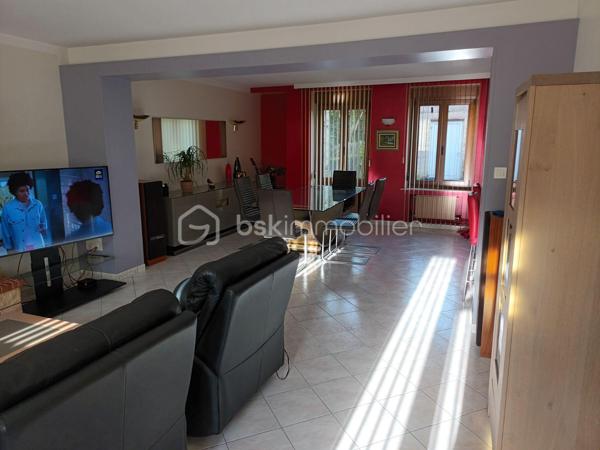 Située dans la charmante vallée de la Meuse, cette maison de 204 m² habitables (comprenant un ancien salon de coiffure avec possibilité de faire un logement de type F1 pour de la location mensuelle ou en AIRBNB) représente une opportunité unique à saisir. Mitoyenne d'un côté, elle se trouve dans le secteur de Château Regnault, calme et pratique, à proximité immédiate de la gare, des magasins et de la voie verte, idéale pour les familles et les professionnels recherchant un lieu de vie et de travail alliant confort et accessibilité. .
Celle-ci se compose :
D’une entrée qui dessert l'ancien salon de coiffure d'un côté et de l'autre côté un grand salon / salle à manger / cuisine équipée blanche neuve avec un ilot granité noir et un accès à la terrasse et aux 2 garages.
Le sol est entièrement carrelé
Son confortable escalier vous amène sur son étage avec un palier desservant 4 grandes chambres, une salle de bain refaite à neuf récemment avec de bons matériaux et wc.
Au 2ème étage un grand grenier pouvant être aménager et en partie isolé.

Ses aspects techniques :
Les matériaux sont de qualité, l’isolation est correcte, les menuiseries sont impeccables, l’assainissement est conforme, la toiture et la structure sont en bon état général, le chauffage au gaz, double vitrage et volets manuels.
Un parking gratuit est en face de la maison
Taxe foncière 1140 euros
Sachant que vous êtes un BON INVESTISSEUR, je sais que vous allez m'appeler. Sandrine O6 26 85 23 08... 
Je vous invite à visiter mon site : LECOEUCHE Sandrine, à consommer sans modération.
Pour nos investisseurs, nous sommes en recherche de biens immobiliers à Vendre sur l'ensemble de la vallée de la Meuse, de la pointe et de l'Aisne
N'hésitez pas à me demander une ESTIMATION ...ELLE VOUS SERA OFFERTE !
Je suis à votre disposition, pour vous présenter la qualité et la puissance de nos actions commerciales, qui transforment nos VENTES, en de très BELLES REUSSITES IMMOBILIERES