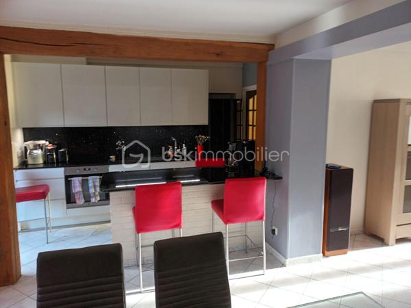 Située dans la charmante vallée de la Meuse, cette maison de 204 m² habitables (comprenant un ancien salon de coiffure avec possibilité de faire un logement de type F1 pour de la location mensuelle ou en AIRBNB) représente une opportunité unique à saisir. Mitoyenne d'un côté, elle se trouve dans le secteur de Château Regnault, calme et pratique, à proximité immédiate de la gare, des magasins et de la voie verte, idéale pour les familles et les professionnels recherchant un lieu de vie et de travail alliant confort et accessibilité. .
Celle-ci se compose :
D’une entrée qui dessert l'ancien salon de coiffure d'un côté et de l'autre côté un grand salon / salle à manger / cuisine équipée blanche neuve avec un ilot granité noir et un accès à la terrasse et aux 2 garages.
Le sol est entièrement carrelé
Son confortable escalier vous amène sur son étage avec un palier desservant 4 grandes chambres, une salle de bain refaite à neuf récemment avec de bons matériaux et wc.
Au 2ème étage un grand grenier pouvant être aménager et en partie isolé.

Ses aspects techniques :
Les matériaux sont de qualité, l’isolation est correcte, les menuiseries sont impeccables, l’assainissement est conforme, la toiture et la structure sont en bon état général, le chauffage au gaz, double vitrage et volets manuels.
Un parking gratuit est en face de la maison
Taxe foncière 1140 euros
Sachant que vous êtes un BON INVESTISSEUR, je sais que vous allez m'appeler. Sandrine O6 26 85 23 08... 
Je vous invite à visiter mon site : LECOEUCHE Sandrine, à consommer sans modération.
Pour nos investisseurs, nous sommes en recherche de biens immobiliers à Vendre sur l'ensemble de la vallée de la Meuse, de la pointe et de l'Aisne
N'hésitez pas à me demander une ESTIMATION ...ELLE VOUS SERA OFFERTE !
Je suis à votre disposition, pour vous présenter la qualité et la puissance de nos actions commerciales, qui transforment nos VENTES, en de très BELLES REUSSITES IMMOBILIERES