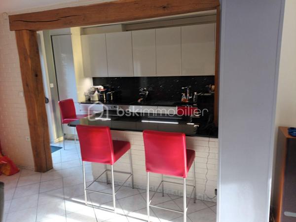 Située dans la charmante vallée de la Meuse, cette maison de 204 m² habitables (comprenant un ancien salon de coiffure avec possibilité de faire un logement de type F1 pour de la location mensuelle ou en AIRBNB) représente une opportunité unique à saisir. Mitoyenne d'un côté, elle se trouve dans le secteur de Château Regnault, calme et pratique, à proximité immédiate de la gare, des magasins et de la voie verte, idéale pour les familles et les professionnels recherchant un lieu de vie et de travail alliant confort et accessibilité. .
Celle-ci se compose :
D’une entrée qui dessert l'ancien salon de coiffure d'un côté et de l'autre côté un grand salon / salle à manger / cuisine équipée blanche neuve avec un ilot granité noir et un accès à la terrasse et aux 2 garages.
Le sol est entièrement carrelé
Son confortable escalier vous amène sur son étage avec un palier desservant 4 grandes chambres, une salle de bain refaite à neuf récemment avec de bons matériaux et wc.
Au 2ème étage un grand grenier pouvant être aménager et en partie isolé.

Ses aspects techniques :
Les matériaux sont de qualité, l’isolation est correcte, les menuiseries sont impeccables, l’assainissement est conforme, la toiture et la structure sont en bon état général, le chauffage au gaz, double vitrage et volets manuels.
Un parking gratuit est en face de la maison
Taxe foncière 1140 euros
Sachant que vous êtes un BON INVESTISSEUR, je sais que vous allez m'appeler. Sandrine O6 26 85 23 08... 
Je vous invite à visiter mon site : LECOEUCHE Sandrine, à consommer sans modération.
Pour nos investisseurs, nous sommes en recherche de biens immobiliers à Vendre sur l'ensemble de la vallée de la Meuse, de la pointe et de l'Aisne
N'hésitez pas à me demander une ESTIMATION ...ELLE VOUS SERA OFFERTE !
Je suis à votre disposition, pour vous présenter la qualité et la puissance de nos actions commerciales, qui transforment nos VENTES, en de très BELLES REUSSITES IMMOBILIERES