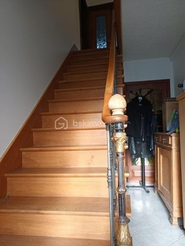 Située dans la charmante vallée de la Meuse, cette maison de 204 m² habitables (comprenant un ancien salon de coiffure avec possibilité de faire un logement de type F1 pour de la location mensuelle ou en AIRBNB) représente une opportunité unique à saisir. Mitoyenne d'un côté, elle se trouve dans le secteur de Château Regnault, calme et pratique, à proximité immédiate de la gare, des magasins et de la voie verte, idéale pour les familles et les professionnels recherchant un lieu de vie et de travail alliant confort et accessibilité. .
Celle-ci se compose :
D’une entrée qui dessert l'ancien salon de coiffure d'un côté et de l'autre côté un grand salon / salle à manger / cuisine équipée blanche neuve avec un ilot granité noir et un accès à la terrasse et aux 2 garages.
Le sol est entièrement carrelé
Son confortable escalier vous amène sur son étage avec un palier desservant 4 grandes chambres, une salle de bain refaite à neuf récemment avec de bons matériaux et wc.
Au 2ème étage un grand grenier pouvant être aménager et en partie isolé.

Ses aspects techniques :
Les matériaux sont de qualité, l’isolation est correcte, les menuiseries sont impeccables, l’assainissement est conforme, la toiture et la structure sont en bon état général, le chauffage au gaz, double vitrage et volets manuels.
Un parking gratuit est en face de la maison
Taxe foncière 1140 euros
Sachant que vous êtes un BON INVESTISSEUR, je sais que vous allez m'appeler. Sandrine O6 26 85 23 08... 
Je vous invite à visiter mon site : LECOEUCHE Sandrine, à consommer sans modération.
Pour nos investisseurs, nous sommes en recherche de biens immobiliers à Vendre sur l'ensemble de la vallée de la Meuse, de la pointe et de l'Aisne
N'hésitez pas à me demander une ESTIMATION ...ELLE VOUS SERA OFFERTE !
Je suis à votre disposition, pour vous présenter la qualité et la puissance de nos actions commerciales, qui transforment nos VENTES, en de très BELLES REUSSITES IMMOBILIERES
