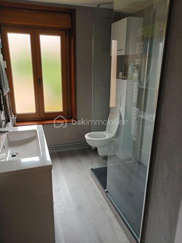 Située dans la charmante vallée de la Meuse, cette maison de 204 m² habitables (comprenant un ancien salon de coiffure avec possibilité de faire un logement de type F1 pour de la location mensuelle ou en AIRBNB) représente une opportunité unique à saisir. Mitoyenne d'un côté, elle se trouve dans le secteur de Château Regnault, calme et pratique, à proximité immédiate de la gare, des magasins et de la voie verte, idéale pour les familles et les professionnels recherchant un lieu de vie et de travail alliant confort et accessibilité. .
Celle-ci se compose :
D’une entrée qui dessert l'ancien salon de coiffure d'un côté et de l'autre côté un grand salon / salle à manger / cuisine équipée blanche neuve avec un ilot granité noir et un accès à la terrasse et aux 2 garages.
Le sol est entièrement carrelé
Son confortable escalier vous amène sur son étage avec un palier desservant 4 grandes chambres, une salle de bain refaite à neuf récemment avec de bons matériaux et wc.
Au 2ème étage un grand grenier pouvant être aménager et en partie isolé.

Ses aspects techniques :
Les matériaux sont de qualité, l’isolation est correcte, les menuiseries sont impeccables, l’assainissement est conforme, la toiture et la structure sont en bon état général, le chauffage au gaz, double vitrage et volets manuels.
Un parking gratuit est en face de la maison
Taxe foncière 1140 euros
Sachant que vous êtes un BON INVESTISSEUR, je sais que vous allez m'appeler. Sandrine O6 26 85 23 08... 
Je vous invite à visiter mon site : LECOEUCHE Sandrine, à consommer sans modération.
Pour nos investisseurs, nous sommes en recherche de biens immobiliers à Vendre sur l'ensemble de la vallée de la Meuse, de la pointe et de l'Aisne
N'hésitez pas à me demander une ESTIMATION ...ELLE VOUS SERA OFFERTE !
Je suis à votre disposition, pour vous présenter la qualité et la puissance de nos actions commerciales, qui transforment nos VENTES, en de très BELLES REUSSITES IMMOBILIERES