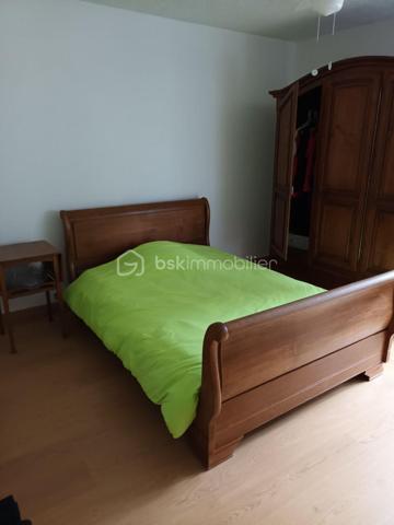 Située dans la charmante vallée de la Meuse, cette maison de 204 m² habitables (comprenant un ancien salon de coiffure avec possibilité de faire un logement de type F1 pour de la location mensuelle ou en AIRBNB) représente une opportunité unique à saisir. Mitoyenne d'un côté, elle se trouve dans le secteur de Château Regnault, calme et pratique, à proximité immédiate de la gare, des magasins et de la voie verte, idéale pour les familles et les professionnels recherchant un lieu de vie et de travail alliant confort et accessibilité. .
Celle-ci se compose :
D’une entrée qui dessert l'ancien salon de coiffure d'un côté et de l'autre côté un grand salon / salle à manger / cuisine équipée blanche neuve avec un ilot granité noir et un accès à la terrasse et aux 2 garages.
Le sol est entièrement carrelé
Son confortable escalier vous amène sur son étage avec un palier desservant 4 grandes chambres, une salle de bain refaite à neuf récemment avec de bons matériaux et wc.
Au 2ème étage un grand grenier pouvant être aménager et en partie isolé.

Ses aspects techniques :
Les matériaux sont de qualité, l’isolation est correcte, les menuiseries sont impeccables, l’assainissement est conforme, la toiture et la structure sont en bon état général, le chauffage au gaz, double vitrage et volets manuels.
Un parking gratuit est en face de la maison
Taxe foncière 1140 euros
Sachant que vous êtes un BON INVESTISSEUR, je sais que vous allez m'appeler. Sandrine O6 26 85 23 08... 
Je vous invite à visiter mon site : LECOEUCHE Sandrine, à consommer sans modération.
Pour nos investisseurs, nous sommes en recherche de biens immobiliers à Vendre sur l'ensemble de la vallée de la Meuse, de la pointe et de l'Aisne
N'hésitez pas à me demander une ESTIMATION ...ELLE VOUS SERA OFFERTE !
Je suis à votre disposition, pour vous présenter la qualité et la puissance de nos actions commerciales, qui transforment nos VENTES, en de très BELLES REUSSITES IMMOBILIERES