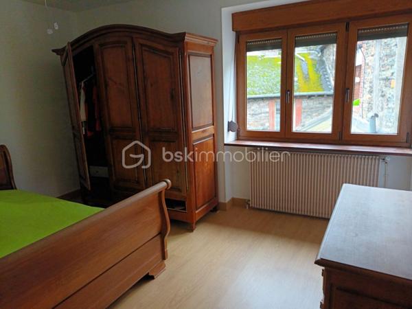 Située dans la charmante vallée de la Meuse, cette maison de 204 m² habitables (comprenant un ancien salon de coiffure avec possibilité de faire un logement de type F1 pour de la location mensuelle ou en AIRBNB) représente une opportunité unique à saisir. Mitoyenne d'un côté, elle se trouve dans le secteur de Château Regnault, calme et pratique, à proximité immédiate de la gare, des magasins et de la voie verte, idéale pour les familles et les professionnels recherchant un lieu de vie et de travail alliant confort et accessibilité. .
Celle-ci se compose :
D’une entrée qui dessert l'ancien salon de coiffure d'un côté et de l'autre côté un grand salon / salle à manger / cuisine équipée blanche neuve avec un ilot granité noir et un accès à la terrasse et aux 2 garages.
Le sol est entièrement carrelé
Son confortable escalier vous amène sur son étage avec un palier desservant 4 grandes chambres, une salle de bain refaite à neuf récemment avec de bons matériaux et wc.
Au 2ème étage un grand grenier pouvant être aménager et en partie isolé.

Ses aspects techniques :
Les matériaux sont de qualité, l’isolation est correcte, les menuiseries sont impeccables, l’assainissement est conforme, la toiture et la structure sont en bon état général, le chauffage au gaz, double vitrage et volets manuels.
Un parking gratuit est en face de la maison
Taxe foncière 1140 euros
Sachant que vous êtes un BON INVESTISSEUR, je sais que vous allez m'appeler. Sandrine O6 26 85 23 08... 
Je vous invite à visiter mon site : LECOEUCHE Sandrine, à consommer sans modération.
Pour nos investisseurs, nous sommes en recherche de biens immobiliers à Vendre sur l'ensemble de la vallée de la Meuse, de la pointe et de l'Aisne
N'hésitez pas à me demander une ESTIMATION ...ELLE VOUS SERA OFFERTE !
Je suis à votre disposition, pour vous présenter la qualité et la puissance de nos actions commerciales, qui transforment nos VENTES, en de très BELLES REUSSITES IMMOBILIERES