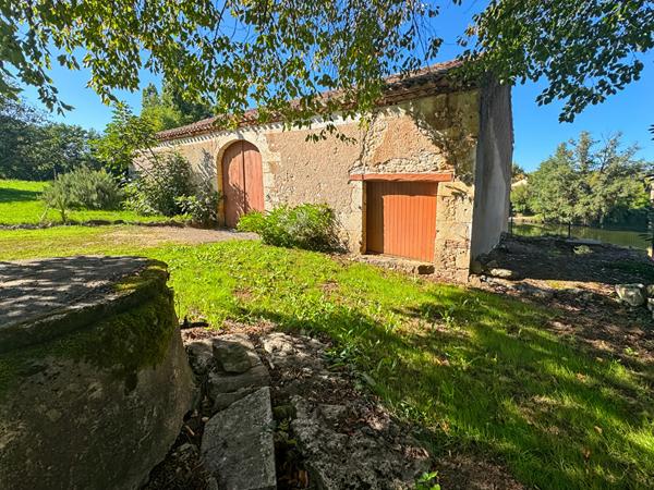 Maison en Pierre au Bord du Lot avec Grange