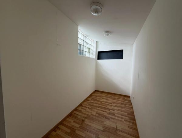 Local commercial de plus de 187 m² à louer SALON DE PROVENCE (13)