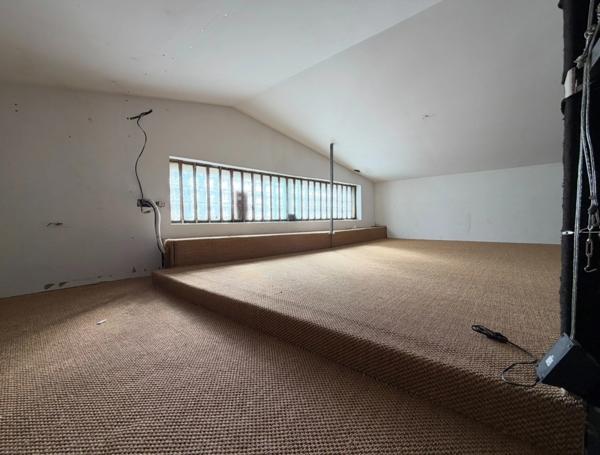 Local commercial de plus de 187 m² à louer SALON DE PROVENCE (13)