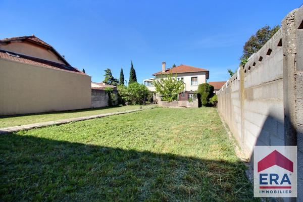Maison à Orange 80 m² habitable au 1er niveau et 60m² à aménager en rez de chaussée! 853m² de terrain !
