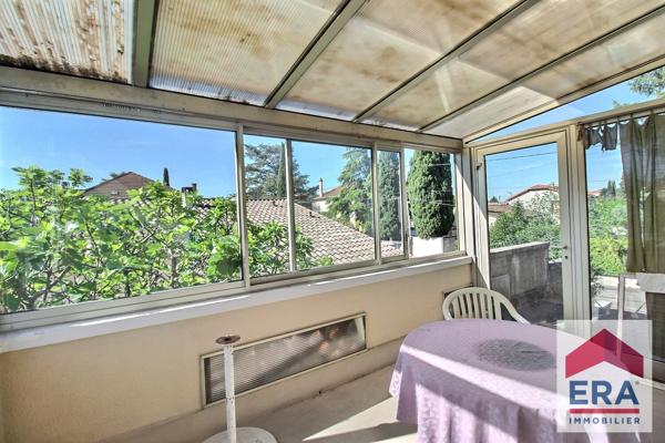 Maison à Orange 80 m² habitable au 1er niveau et 60m² à aménager en rez de chaussée! 853m² de terrain !