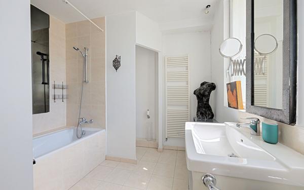 Appartement à vendre    3 pièces • 156,74 m2 Rosny-sous-Bois