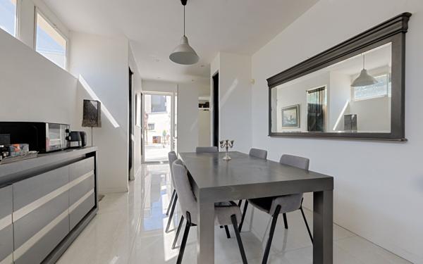 Appartement à vendre    3 pièces • 156,74 m2 Rosny-sous-Bois
