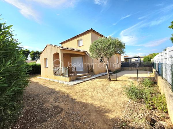 Valenti Victor vous propose - Cette belle maison en R+1 située dans un quartier calme et résidentiel. Elle se compose comme suit : 

- Rez-de chaussée : Un spacieux et lumineux séjour, une cuisine ouverte équipée et aménagée, une chambre avec placards
- A l'étage ; Deux chambres, une salle de bains et wc séparé
- Extérieur : Un beau jardin sans vis-à-vis vous offrira des moments idéaux au soleil. Vous pourrez l'aménager selon vos souhaits et profiter de sa terrasse couverte
- Stationnement : Garage + devant la parcelle

Ce bien libre de toute occupation est idéal si vous souhaitez vous installer dans un quartier calme à proximité du centre ville et de ses commodités

Une visite s''impose