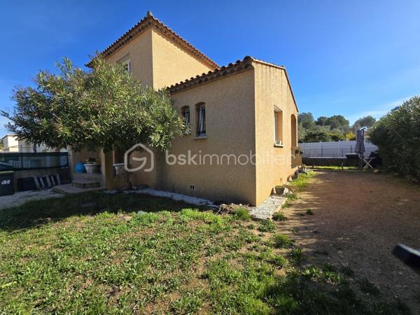 Valenti Victor vous propose - Cette belle maison en R+1 située dans un quartier calme et résidentiel. Elle se compose comme suit : 

- Rez-de chaussée : Un spacieux et lumineux séjour, une cuisine ouverte équipée et aménagée, une chambre avec placards
- A l'étage ; Deux chambres, une salle de bains et wc séparé
- Extérieur : Un beau jardin sans vis-à-vis vous offrira des moments idéaux au soleil. Vous pourrez l'aménager selon vos souhaits et profiter de sa terrasse couverte
- Stationnement : Garage + devant la parcelle

Ce bien libre de toute occupation est idéal si vous souhaitez vous installer dans un quartier calme à proximité du centre ville et de ses commodités

Une visite s''impose