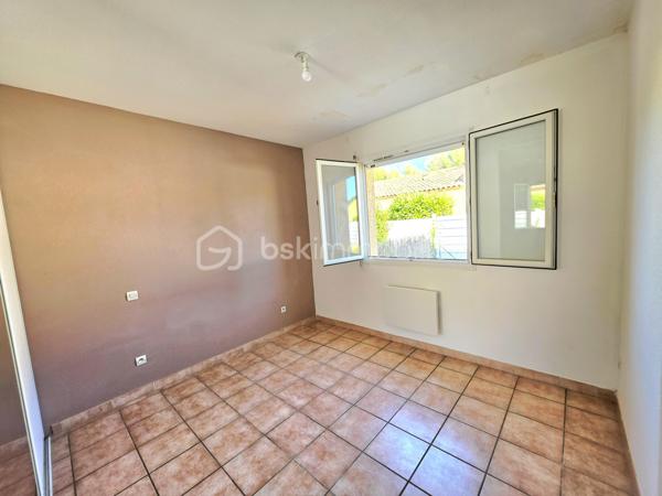 Valenti Victor vous propose - Cette belle maison en R+1 située dans un quartier calme et résidentiel. Elle se compose comme suit : 

- Rez-de chaussée : Un spacieux et lumineux séjour, une cuisine ouverte équipée et aménagée, une chambre avec placards
- A l'étage ; Deux chambres, une salle de bains et wc séparé
- Extérieur : Un beau jardin sans vis-à-vis vous offrira des moments idéaux au soleil. Vous pourrez l'aménager selon vos souhaits et profiter de sa terrasse couverte
- Stationnement : Garage + devant la parcelle

Ce bien libre de toute occupation est idéal si vous souhaitez vous installer dans un quartier calme à proximité du centre ville et de ses commodités

Une visite s''impose