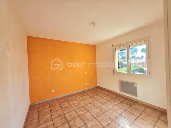 Valenti Victor vous propose - Cette belle maison en R+1 située dans un quartier calme et résidentiel. Elle se compose comme suit : 

- Rez-de chaussée : Un spacieux et lumineux séjour, une cuisine ouverte équipée et aménagée, une chambre avec placards
- A l'étage ; Deux chambres, une salle de bains et wc séparé
- Extérieur : Un beau jardin sans vis-à-vis vous offrira des moments idéaux au soleil. Vous pourrez l'aménager selon vos souhaits et profiter de sa terrasse couverte
- Stationnement : Garage + devant la parcelle

Ce bien libre de toute occupation est idéal si vous souhaitez vous installer dans un quartier calme à proximité du centre ville et de ses commodités

Une visite s''impose