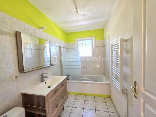 Valenti Victor vous propose - Cette belle maison en R+1 située dans un quartier calme et résidentiel. Elle se compose comme suit : 

- Rez-de chaussée : Un spacieux et lumineux séjour, une cuisine ouverte équipée et aménagée, une chambre avec placards
- A l'étage ; Deux chambres, une salle de bains et wc séparé
- Extérieur : Un beau jardin sans vis-à-vis vous offrira des moments idéaux au soleil. Vous pourrez l'aménager selon vos souhaits et profiter de sa terrasse couverte
- Stationnement : Garage + devant la parcelle

Ce bien libre de toute occupation est idéal si vous souhaitez vous installer dans un quartier calme à proximité du centre ville et de ses commodités

Une visite s''impose