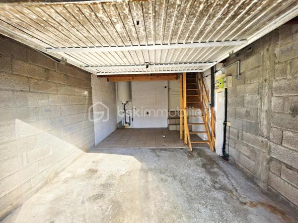 Valenti Victor vous propose - Cette belle maison en R+1 située dans un quartier calme et résidentiel. Elle se compose comme suit : 

- Rez-de chaussée : Un spacieux et lumineux séjour, une cuisine ouverte équipée et aménagée, une chambre avec placards
- A l'étage ; Deux chambres, une salle de bains et wc séparé
- Extérieur : Un beau jardin sans vis-à-vis vous offrira des moments idéaux au soleil. Vous pourrez l'aménager selon vos souhaits et profiter de sa terrasse couverte
- Stationnement : Garage + devant la parcelle

Ce bien libre de toute occupation est idéal si vous souhaitez vous installer dans un quartier calme à proximité du centre ville et de ses commodités

Une visite s''impose