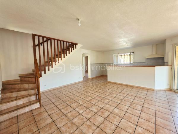 Valenti Victor vous propose - Cette belle maison en R+1 située dans un quartier calme et résidentiel. Elle se compose comme suit : 

- Rez-de chaussée : Un spacieux et lumineux séjour, une cuisine ouverte équipée et aménagée, une chambre avec placards
- A l'étage ; Deux chambres, une salle de bains et wc séparé
- Extérieur : Un beau jardin sans vis-à-vis vous offrira des moments idéaux au soleil. Vous pourrez l'aménager selon vos souhaits et profiter de sa terrasse couverte
- Stationnement : Garage + devant la parcelle

Ce bien libre de toute occupation est idéal si vous souhaitez vous installer dans un quartier calme à proximité du centre ville et de ses commodités

Une visite s''impose