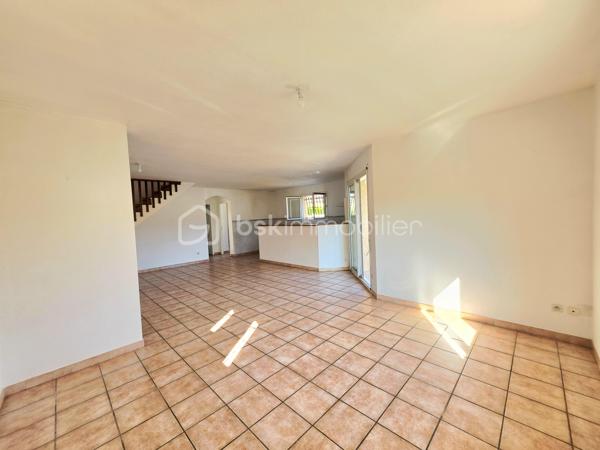 Valenti Victor vous propose - Cette belle maison en R+1 située dans un quartier calme et résidentiel. Elle se compose comme suit : 

- Rez-de chaussée : Un spacieux et lumineux séjour, une cuisine ouverte équipée et aménagée, une chambre avec placards
- A l'étage ; Deux chambres, une salle de bains et wc séparé
- Extérieur : Un beau jardin sans vis-à-vis vous offrira des moments idéaux au soleil. Vous pourrez l'aménager selon vos souhaits et profiter de sa terrasse couverte
- Stationnement : Garage + devant la parcelle

Ce bien libre de toute occupation est idéal si vous souhaitez vous installer dans un quartier calme à proximité du centre ville et de ses commodités

Une visite s''impose