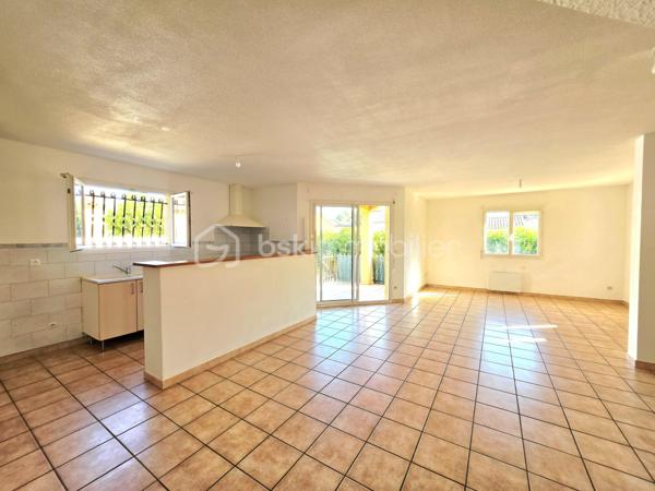 Valenti Victor vous propose - Cette belle maison en R+1 située dans un quartier calme et résidentiel. Elle se compose comme suit : 

- Rez-de chaussée : Un spacieux et lumineux séjour, une cuisine ouverte équipée et aménagée, une chambre avec placards
- A l'étage ; Deux chambres, une salle de bains et wc séparé
- Extérieur : Un beau jardin sans vis-à-vis vous offrira des moments idéaux au soleil. Vous pourrez l'aménager selon vos souhaits et profiter de sa terrasse couverte
- Stationnement : Garage + devant la parcelle

Ce bien libre de toute occupation est idéal si vous souhaitez vous installer dans un quartier calme à proximité du centre ville et de ses commodités

Une visite s''impose