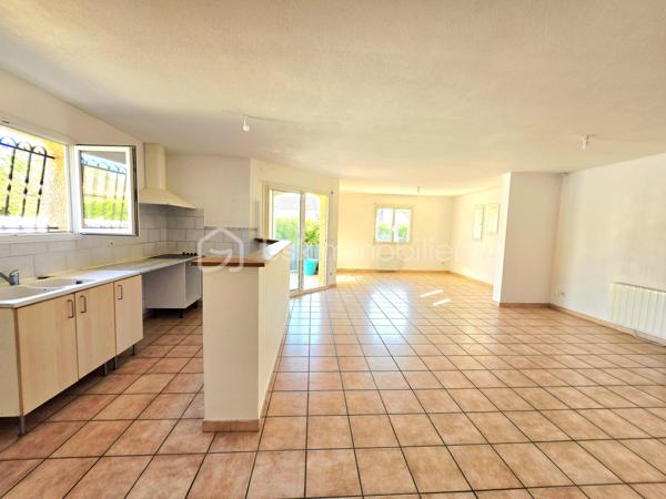 Valenti Victor vous propose - Cette belle maison en R+1 située dans un quartier calme et résidentiel. Elle se compose comme suit : 

- Rez-de chaussée : Un spacieux et lumineux séjour, une cuisine ouverte équipée et aménagée, une chambre avec placards
- A l'étage ; Deux chambres, une salle de bains et wc séparé
- Extérieur : Un beau jardin sans vis-à-vis vous offrira des moments idéaux au soleil. Vous pourrez l'aménager selon vos souhaits et profiter de sa terrasse couverte
- Stationnement : Garage + devant la parcelle

Ce bien libre de toute occupation est idéal si vous souhaitez vous installer dans un quartier calme à proximité du centre ville et de ses commodités

Une visite s''impose