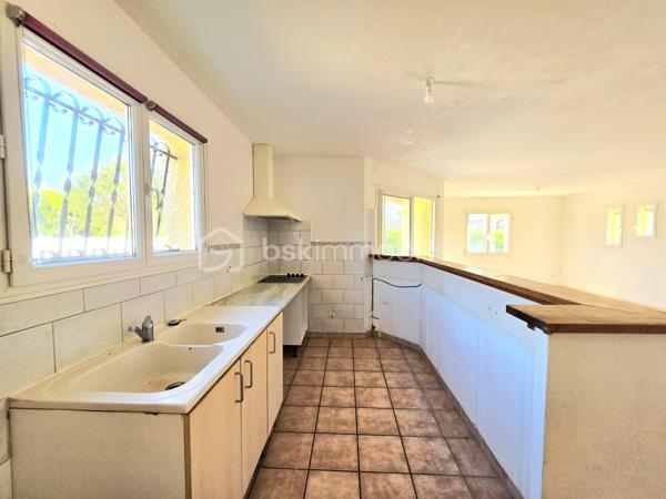 Valenti Victor vous propose - Cette belle maison en R+1 située dans un quartier calme et résidentiel. Elle se compose comme suit : 

- Rez-de chaussée : Un spacieux et lumineux séjour, une cuisine ouverte équipée et aménagée, une chambre avec placards
- A l'étage ; Deux chambres, une salle de bains et wc séparé
- Extérieur : Un beau jardin sans vis-à-vis vous offrira des moments idéaux au soleil. Vous pourrez l'aménager selon vos souhaits et profiter de sa terrasse couverte
- Stationnement : Garage + devant la parcelle

Ce bien libre de toute occupation est idéal si vous souhaitez vous installer dans un quartier calme à proximité du centre ville et de ses commodités

Une visite s''impose