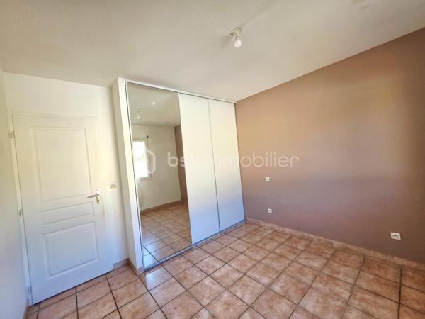 Valenti Victor vous propose - Cette belle maison en R+1 située dans un quartier calme et résidentiel. Elle se compose comme suit : 

- Rez-de chaussée : Un spacieux et lumineux séjour, une cuisine ouverte équipée et aménagée, une chambre avec placards
- A l'étage ; Deux chambres, une salle de bains et wc séparé
- Extérieur : Un beau jardin sans vis-à-vis vous offrira des moments idéaux au soleil. Vous pourrez l'aménager selon vos souhaits et profiter de sa terrasse couverte
- Stationnement : Garage + devant la parcelle

Ce bien libre de toute occupation est idéal si vous souhaitez vous installer dans un quartier calme à proximité du centre ville et de ses commodités

Une visite s''impose