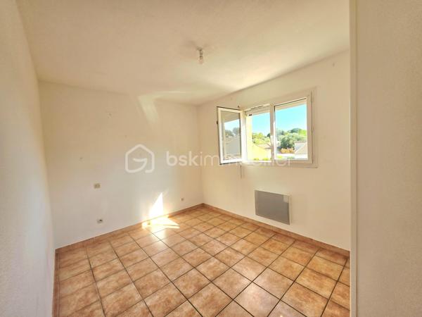 Valenti Victor vous propose - Cette belle maison en R+1 située dans un quartier calme et résidentiel. Elle se compose comme suit : 

- Rez-de chaussée : Un spacieux et lumineux séjour, une cuisine ouverte équipée et aménagée, une chambre avec placards
- A l'étage ; Deux chambres, une salle de bains et wc séparé
- Extérieur : Un beau jardin sans vis-à-vis vous offrira des moments idéaux au soleil. Vous pourrez l'aménager selon vos souhaits et profiter de sa terrasse couverte
- Stationnement : Garage + devant la parcelle

Ce bien libre de toute occupation est idéal si vous souhaitez vous installer dans un quartier calme à proximité du centre ville et de ses commodités

Une visite s''impose