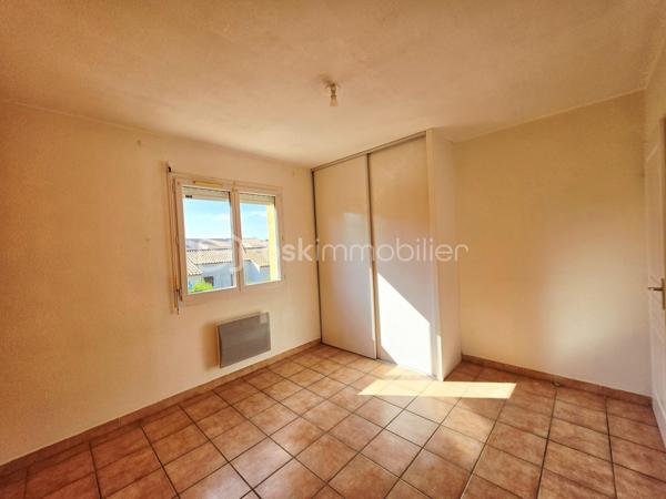 Valenti Victor vous propose - Cette belle maison en R+1 située dans un quartier calme et résidentiel. Elle se compose comme suit : 

- Rez-de chaussée : Un spacieux et lumineux séjour, une cuisine ouverte équipée et aménagée, une chambre avec placards
- A l'étage ; Deux chambres, une salle de bains et wc séparé
- Extérieur : Un beau jardin sans vis-à-vis vous offrira des moments idéaux au soleil. Vous pourrez l'aménager selon vos souhaits et profiter de sa terrasse couverte
- Stationnement : Garage + devant la parcelle

Ce bien libre de toute occupation est idéal si vous souhaitez vous installer dans un quartier calme à proximité du centre ville et de ses commodités

Une visite s''impose