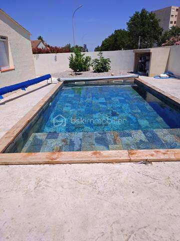 Villa de plain pied 4 pièces 90 m2

Jolie maison des années 2000 de plain pied , de 90 m2 habitables sur une parcelle de 507 m2 
*Composée d’un SALON /SEJOUR donnant sur la terrasse 
*Une cuisine ouverte moderne et équipée ,
* 3 chambres
* Une buanderie peut être transformée en une chambre supplémentaire ou bureau
*Une  SDE avec douche a l’italienne 
*WC 
*A l’extérieur son jardin et sa terrasse 
*Piscine maçonnée ( Filtration au sel ) 
Sans vis à vis 
*3 stationnements ( camping-car également ) avec un accès facile et ces deux portails motorisés 
*Les équipements 
*Climatisation réversible gagnable 
*Alarme 
*Visiophone
*Cumulus thermodynamique 
Maison très bien isolée, pratique , confortable , lumineuse 
Une visite s.impose , n.hésitez pas à me contacter