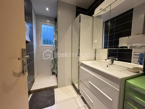 Villa de plain pied 4 pièces 90 m2

Jolie maison des années 2000 de plain pied , de 90 m2 habitables sur une parcelle de 507 m2 
*Composée d’un SALON /SEJOUR donnant sur la terrasse 
*Une cuisine ouverte moderne et équipée ,
* 3 chambres
* Une buanderie peut être transformée en une chambre supplémentaire ou bureau
*Une  SDE avec douche a l’italienne 
*WC 
*A l’extérieur son jardin et sa terrasse 
*Piscine maçonnée ( Filtration au sel ) 
Sans vis à vis 
*3 stationnements ( camping-car également ) avec un accès facile et ces deux portails motorisés 
*Les équipements 
*Climatisation réversible gagnable 
*Alarme 
*Visiophone
*Cumulus thermodynamique 
Maison très bien isolée, pratique , confortable , lumineuse 
Une visite s.impose , n.hésitez pas à me contacter