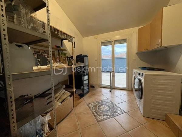 Villa de plain pied 4 pièces 90 m2

Jolie maison des années 2000 de plain pied , de 90 m2 habitables sur une parcelle de 507 m2 
*Composée d’un SALON /SEJOUR donnant sur la terrasse 
*Une cuisine ouverte moderne et équipée ,
* 3 chambres
* Une buanderie peut être transformée en une chambre supplémentaire ou bureau
*Une  SDE avec douche a l’italienne 
*WC 
*A l’extérieur son jardin et sa terrasse 
*Piscine maçonnée ( Filtration au sel ) 
Sans vis à vis 
*3 stationnements ( camping-car également ) avec un accès facile et ces deux portails motorisés 
*Les équipements 
*Climatisation réversible gagnable 
*Alarme 
*Visiophone
*Cumulus thermodynamique 
Maison très bien isolée, pratique , confortable , lumineuse 
Une visite s.impose , n.hésitez pas à me contacter
