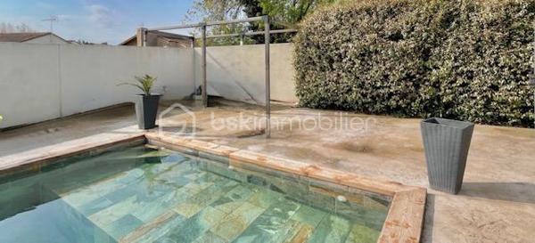 Villa de plain pied 4 pièces 90 m2

Jolie maison des années 2000 de plain pied , de 90 m2 habitables sur une parcelle de 507 m2 
*Composée d’un SALON /SEJOUR donnant sur la terrasse 
*Une cuisine ouverte moderne et équipée ,
* 3 chambres
* Une buanderie peut être transformée en une chambre supplémentaire ou bureau
*Une  SDE avec douche a l’italienne 
*WC 
*A l’extérieur son jardin et sa terrasse 
*Piscine maçonnée ( Filtration au sel ) 
Sans vis à vis 
*3 stationnements ( camping-car également ) avec un accès facile et ces deux portails motorisés 
*Les équipements 
*Climatisation réversible gagnable 
*Alarme 
*Visiophone
*Cumulus thermodynamique 
Maison très bien isolée, pratique , confortable , lumineuse 
Une visite s.impose , n.hésitez pas à me contacter
