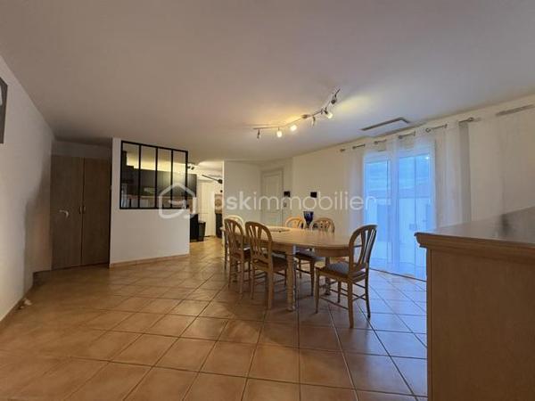 Villa de plain pied 4 pièces 90 m2

Jolie maison des années 2000 de plain pied , de 90 m2 habitables sur une parcelle de 507 m2 
*Composée d’un SALON /SEJOUR donnant sur la terrasse 
*Une cuisine ouverte moderne et équipée ,
* 3 chambres
* Une buanderie peut être transformée en une chambre supplémentaire ou bureau
*Une  SDE avec douche a l’italienne 
*WC 
*A l’extérieur son jardin et sa terrasse 
*Piscine maçonnée ( Filtration au sel ) 
Sans vis à vis 
*3 stationnements ( camping-car également ) avec un accès facile et ces deux portails motorisés 
*Les équipements 
*Climatisation réversible gagnable 
*Alarme 
*Visiophone
*Cumulus thermodynamique 
Maison très bien isolée, pratique , confortable , lumineuse 
Une visite s.impose , n.hésitez pas à me contacter
