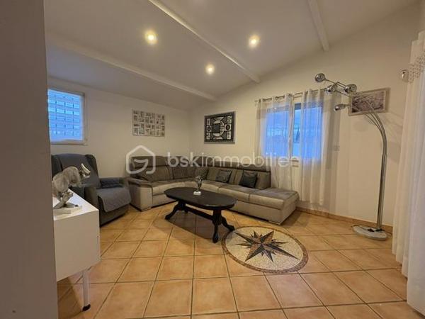 Villa de plain pied 4 pièces 90 m2

Jolie maison des années 2000 de plain pied , de 90 m2 habitables sur une parcelle de 507 m2 
*Composée d’un SALON /SEJOUR donnant sur la terrasse 
*Une cuisine ouverte moderne et équipée ,
* 3 chambres
* Une buanderie peut être transformée en une chambre supplémentaire ou bureau
*Une  SDE avec douche a l’italienne 
*WC 
*A l’extérieur son jardin et sa terrasse 
*Piscine maçonnée ( Filtration au sel ) 
Sans vis à vis 
*3 stationnements ( camping-car également ) avec un accès facile et ces deux portails motorisés 
*Les équipements 
*Climatisation réversible gagnable 
*Alarme 
*Visiophone
*Cumulus thermodynamique 
Maison très bien isolée, pratique , confortable , lumineuse 
Une visite s.impose , n.hésitez pas à me contacter