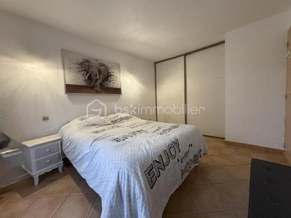 Villa de plain pied 4 pièces 90 m2

Jolie maison des années 2000 de plain pied , de 90 m2 habitables sur une parcelle de 507 m2 
*Composée d’un SALON /SEJOUR donnant sur la terrasse 
*Une cuisine ouverte moderne et équipée ,
* 3 chambres
* Une buanderie peut être transformée en une chambre supplémentaire ou bureau
*Une  SDE avec douche a l’italienne 
*WC 
*A l’extérieur son jardin et sa terrasse 
*Piscine maçonnée ( Filtration au sel ) 
Sans vis à vis 
*3 stationnements ( camping-car également ) avec un accès facile et ces deux portails motorisés 
*Les équipements 
*Climatisation réversible gagnable 
*Alarme 
*Visiophone
*Cumulus thermodynamique 
Maison très bien isolée, pratique , confortable , lumineuse 
Une visite s.impose , n.hésitez pas à me contacter
