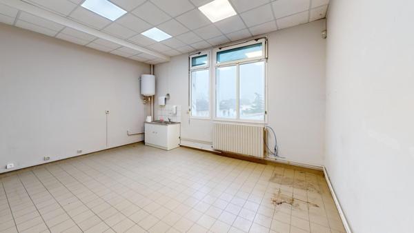 Local commercial  290m² MORESTEL + Parking en sous sol   434m²