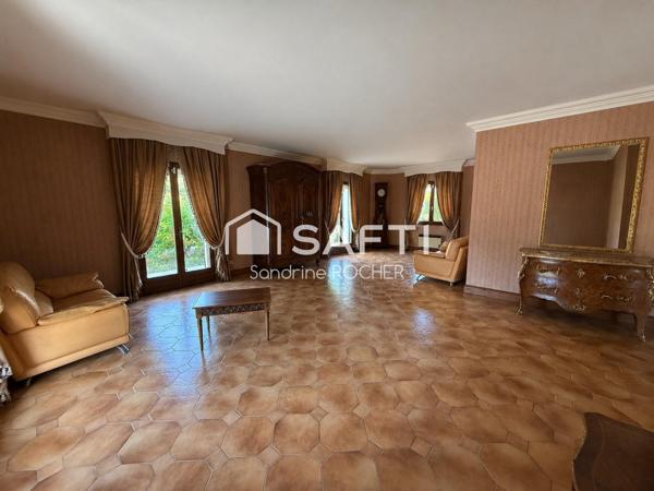 Une maison pleine de potentiel dans un cadre privilégié.
